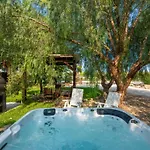 Appartement In Mit Terrasse- Garten Und Gemeinsamem Pool By Interhome