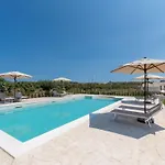In Mit Terrasse- Garten Und Gemeinsamem Pool By Interhome * Noto